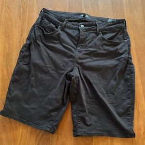 NYDJ curves 360 black Bermuda shorts